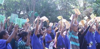 Universitas Tribuana Kalabahi Terima Mahasiswa Baru Tahun 2022, Berikut Jadwal dan Syaratnya Mahasiswa Baru UNTRIB Angkatan Tahun 2021 melepaskan kartu masa bimbingan atau MABIM usai mengikuti acara penutupan MABIM di Kampus Untrib Kalabahi, Tahun 2021.