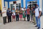 KADIN NTT Fasilitasi Empat Pendeta dari Alor Wisata Rohani ke Bali Ketua KADIN Alor Denny Lalitan (ujung kiri) dan Lukas Reiner Atabuy (ujung kanan) mengantar empat pendeta bersama istrinya ke Pelabuhan Kalabahi, Minggu (20/3) untuk berangkat ke Kupang lanjut ke Bali dalam misi wisata rohani. Mereka difasilitasi Pengurus KADIN NTT.