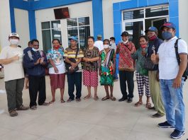KADIN NTT Fasilitasi Empat Pendeta dari Alor Wisata Rohani ke Bali Ketua KADIN Alor Denny Lalitan (ujung kiri) dan Lukas Reiner Atabuy (ujung kanan) mengantar empat pendeta bersama istrinya ke Pelabuhan Kalabahi, Minggu (20/3) untuk berangkat ke Kupang lanjut ke Bali dalam misi wisata rohani. Mereka difasilitasi Pengurus KADIN NTT.