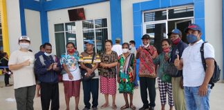 KADIN NTT Fasilitasi Empat Pendeta dari Alor Wisata Rohani ke Bali Ketua KADIN Alor Denny Lalitan (ujung kiri) dan Lukas Reiner Atabuy (ujung kanan) mengantar empat pendeta bersama istrinya ke Pelabuhan Kalabahi, Minggu (20/3) untuk berangkat ke Kupang lanjut ke Bali dalam misi wisata rohani. Mereka difasilitasi Pengurus KADIN NTT.