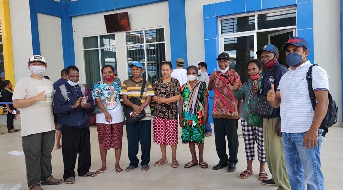 KADIN NTT Fasilitasi Empat Pendeta dari Alor Wisata Rohani ke Bali Ketua KADIN Alor Denny Lalitan (ujung kiri) dan Lukas Reiner Atabuy (ujung kanan) mengantar empat pendeta bersama istrinya ke Pelabuhan Kalabahi, Minggu (20/3) untuk berangkat ke Kupang lanjut ke Bali dalam misi wisata rohani. Mereka difasilitasi Pengurus KADIN NTT.