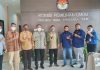 Silaturahmi ke KPU NTT, Partai PRIMA Optimis Lolos Pemilu 2024 Ketua KPU NTT Thomas Dohu foto bersama Ketua dan DPW PRIMA NTT dalam kunjungan kerja DPW PRIMA di kantor KPU NTT, Kota Kupang, Jumat (11/3).
