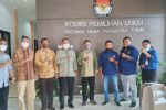 Silaturahmi ke KPU NTT, Partai PRIMA Optimis Lolos Pemilu 2024 Ketua KPU NTT Thomas Dohu foto bersama Ketua dan DPW PRIMA NTT dalam kunjungan kerja DPW PRIMA di kantor KPU NTT, Kota Kupang, Jumat (11/3).