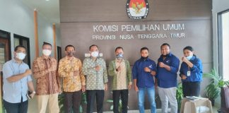 Silaturahmi ke KPU NTT, Partai PRIMA Optimis Lolos Pemilu 2024 Ketua KPU NTT Thomas Dohu foto bersama Ketua dan DPW PRIMA NTT dalam kunjungan kerja DPW PRIMA di kantor KPU NTT, Kota Kupang, Jumat (11/3).