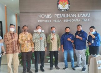 Silaturahmi ke KPU NTT, Partai PRIMA Optimis Lolos Pemilu 2024 Ketua KPU NTT Thomas Dohu foto bersama Ketua dan DPW PRIMA NTT dalam kunjungan kerja DPW PRIMA di kantor KPU NTT, Kota Kupang, Jumat (11/3).
