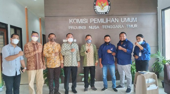 Silaturahmi ke KPU NTT, Partai PRIMA Optimis Lolos Pemilu 2024 Ketua KPU NTT Thomas Dohu foto bersama Ketua dan DPW PRIMA NTT dalam kunjungan kerja DPW PRIMA di kantor KPU NTT, Kota Kupang, Jumat (11/3).