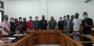 SEMATA Kalabahi Dialog dengan DPRD Alor, Minta Perhatian Pembangunan Jalan dan Listrik di Pureman Ketua DPRD Alor Enny Anggrek dan Pimpinan Komisi foto bersama aktivis SEMATA Kalabahi usai dialog mengenai pembangunan di Kecamatan Pureman, Selasa (15/3/2022) di gedung DPRD Alor.