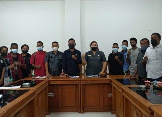 SEMATA Kalabahi Dialog dengan DPRD Alor, Minta Perhatian Pembangunan Jalan dan Listrik di Pureman Ketua DPRD Alor Enny Anggrek dan Pimpinan Komisi foto bersama aktivis SEMATA Kalabahi usai dialog mengenai pembangunan di Kecamatan Pureman, Selasa (15/3/2022) di gedung DPRD Alor.
