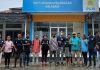 Didatangi Mahasiswa SEMATA, Manager PLN ULP Kalabahi Pastikan Bangun Listrik di Pureman Aktivis SEMATA Cabang Kalabahi foto bersama Manager PLN ULP Kalabahi Melianus Tefu (ketujuh kanan) usai dialog pembangunan listrik di Kecamatan Pureman, Jumat (18/3/2022) di kantor PLN, Kalabahi Kota.