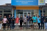 Didatangi Mahasiswa SEMATA, Manager PLN ULP Kalabahi Pastikan Bangun Listrik di Pureman Aktivis SEMATA Cabang Kalabahi foto bersama Manager PLN ULP Kalabahi Melianus Tefu (ketujuh kanan) usai dialog pembangunan listrik di Kecamatan Pureman, Jumat (18/3/2022) di kantor PLN, Kalabahi Kota.