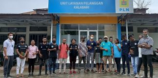 Didatangi Mahasiswa SEMATA, Manager PLN ULP Kalabahi Pastikan Bangun Listrik di Pureman Aktivis SEMATA Cabang Kalabahi foto bersama Manager PLN ULP Kalabahi Melianus Tefu (ketujuh kanan) usai dialog pembangunan listrik di Kecamatan Pureman, Jumat (18/3/2022) di kantor PLN, Kalabahi Kota.