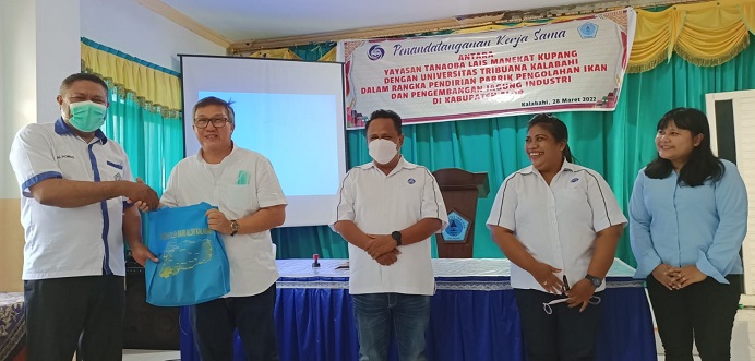 Rektor UNTRIB Alvonso Gorang memberikan cendera mata kepada Direktur Eksekutif Yayasan TLM Kupang Rozali Hussein dan stafnya usai acara teken perjanjian kerja sama bangun pabrik ikan dan jagung di Alor.