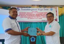 Yayasan TLM Kupang dan UNTRIB Teken Kerja Sama Bangun Pabrik Ikan dan Jagung di Alor Direktur Eksekutif Yayasan TLM Kupang Rozali Hussein, SE (kanan) dan Rektor UNTRIB Alvonso F. Gorang, S.Sos.,MM foto bersama usai teken nota kerja sama pendirian pabrik ikan dan pabrik jagung di Kabupaten Alor. Acara teken nota itu berlangsung di Aula kampus UNTRIB Kalabahi pada Senin 28 Maret 2022.