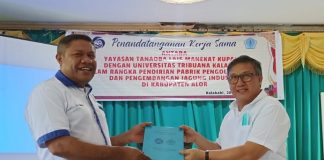 Yayasan TLM Kupang dan UNTRIB Teken Kerja Sama Bangun Pabrik Ikan dan Jagung di Alor Direktur Eksekutif Yayasan TLM Kupang Rozali Hussein, SE (kanan) dan Rektor UNTRIB Alvonso F. Gorang, S.Sos.,MM foto bersama usai teken nota kerja sama pendirian pabrik ikan dan pabrik jagung di Kabupaten Alor. Acara teken nota itu berlangsung di Aula kampus UNTRIB Kalabahi pada Senin 28 Maret 2022.
