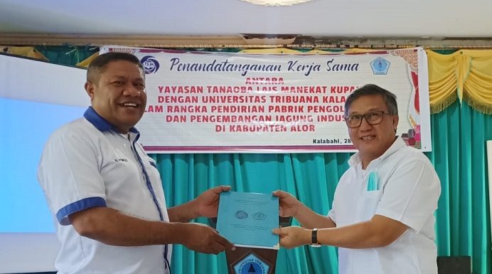 Yayasan TLM Kupang dan UNTRIB Teken Kerja Sama Bangun Pabrik Ikan dan Jagung di Alor Direktur Eksekutif Yayasan TLM Kupang Rozali Hussein, SE (kanan) dan Rektor UNTRIB Alvonso F. Gorang, S.Sos.,MM foto bersama usai teken nota kerja sama pendirian pabrik ikan dan pabrik jagung di Kabupaten Alor. Acara teken nota itu berlangsung di Aula kampus UNTRIB Kalabahi pada Senin 28 Maret 2022.