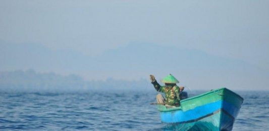 Nalayan di Alor Sulit Beli BBM Subsidi Ilustrasi nelayan sedang meluat. (Sumber: tribunnews.com).