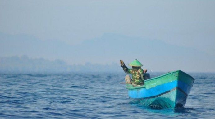 Nalayan di Alor Sulit Beli BBM Subsidi Ilustrasi nelayan sedang meluat. (Sumber: tribunnews.com).