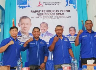 Capres AHY, Demokrat Juga Jagokan Dua Kader Ini di Pilkada Alor 2024 Ketua DPC Demokrat Alor Denny Lalitan (kiri), Sekban Diklat DPP Demokrat Abdullah Apah (kedua kiri), Ketua Bapilu DPD Demokrat Provinsi NTT Gerson Blegur (kedua kanan) dan Wakil Ketua DPD Partai Demokrat Provinsi NTT Merianus Kaat (ujung kanan), ketika menghadiri rapat pleno verifikasi DPAC pada Senin (11/4) di kantor DPC Demokrat Alor, Kelurahan Mutiara.