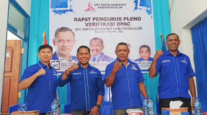 Capres AHY, Demokrat Juga Jagokan Dua Kader Ini di Pilkada Alor 2024 Ketua DPC Demokrat Alor Denny Lalitan (kiri), Sekban Diklat DPP Demokrat Abdullah Apah (kedua kiri), Ketua Bapilu DPD Demokrat Provinsi NTT Gerson Blegur (kedua kanan) dan Wakil Ketua DPD Partai Demokrat Provinsi NTT Merianus Kaat (ujung kanan), ketika menghadiri rapat pleno verifikasi DPAC pada Senin (11/4) di kantor DPC Demokrat Alor, Kelurahan Mutiara.