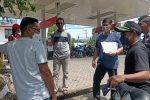 Warga Alor Sulit Beli BBM Subsidi, Komisi II DPRD Kunker ke SPBBU Komisi II DPRD Alor ketika kunjungan kerja di SPBBU Karkameng, Kamis (7/4) di Jemnatan Hitam, Kalabahi. Mereka terlihat berdialog dengan Pemilik SPBBU Denny Lalitan (tengah) mengenai masalah pelayanan BBM jenis Solar Subsidi kepada masyarakat.