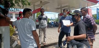 Warga Alor Sulit Beli BBM Subsidi, Komisi II DPRD Kunker ke SPBBU Komisi II DPRD Alor ketika kunjungan kerja di SPBBU Karkameng, Kamis (7/4) di Jemnatan Hitam, Kalabahi. Mereka terlihat berdialog dengan Pemilik SPBBU Denny Lalitan (tengah) mengenai masalah pelayanan BBM jenis Solar Subsidi kepada masyarakat.