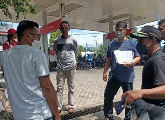 Warga Alor Sulit Beli BBM Subsidi, Komisi II DPRD Kunker ke SPBBU Komisi II DPRD Alor ketika kunjungan kerja di SPBBU Karkameng, Kamis (7/4) di Jemnatan Hitam, Kalabahi. Mereka terlihat berdialog dengan Pemilik SPBBU Denny Lalitan (tengah) mengenai masalah pelayanan BBM jenis Solar Subsidi kepada masyarakat.
