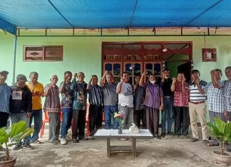 Keluarga Besar Nuh Atinang Deklarasi Dukung Ferdy Lahal Maju Bupati Alor 2024 Keluarga besar Alor-Pantar di Nuh Atinang resmi mendeklarasikan Fredy I. Z Lahal untuk maju bertarung sebagai calon Bupati Alor pada Pilkada Alor tahun 2024 mendatang. Deklarasi itu dilakukan pada Minggu, 3 Maret 2022 petang di rumah tokoh Nuh Atinang, Edy Duka, di kompleks Jembatan Hitam, Kalabahi.