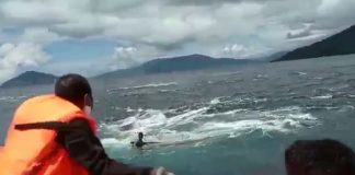 Viral, Tim SAR Alor Evakuasi Nelayan di Tengah Pusaran Arus Ombay Tim SAR Alor ketika mengevakuasi nelayan atas nama Fransisco Waang (38) di Desa Ombay Kecamatan Pantar Timur, Senin (18/4).