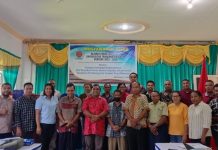 Bobby Kilaka Terpilih Pimpin Pengurus Alumni Fakultas Hukum Untrib, Dekan Pesan Bangun Kolaborasi Dekan Fakultas Hukum Untrib, Rudi Lema Kila, SH., M.Kn (tengah baju merah) foto bersama para Alumni usai menutup acara Mubes Alumni FH tahun 2022, Senin (16/5) di Aula Kampus Untrib, Batunirwala.