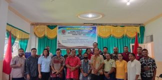 Bobby Kilaka Terpilih Pimpin Pengurus Alumni Fakultas Hukum Untrib, Dekan Pesan Bangun Kolaborasi Dekan Fakultas Hukum Untrib, Rudi Lema Kila, SH., M.Kn (tengah baju merah) foto bersama para Alumni usai menutup acara Mubes Alumni FH tahun 2022, Senin (16/5) di Aula Kampus Untrib, Batunirwala.