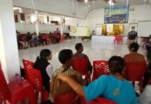 Sinode GMIT dan Jakomkris Gelar Pelatihan Fasilitator Gereja Tangguh Bencana di Alor Pdt. Niko Lumbakana, S.Th memberikan pelatihan kepada 68 Peserta pelatihan Gereja Tangguh Bencana dari Klasis-klasis se-Tribuana, tanggal 28 Oktober 2022 di GMIT Anainfar Kenarilang.