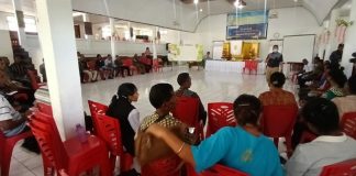 Sinode GMIT dan Jakomkris Gelar Pelatihan Fasilitator Gereja Tangguh Bencana di Alor Pdt. Niko Lumbakana, S.Th memberikan pelatihan kepada 68 Peserta pelatihan Gereja Tangguh Bencana dari Klasis-klasis se-Tribuana, tanggal 28 Oktober 2022 di GMIT Anainfar Kenarilang.