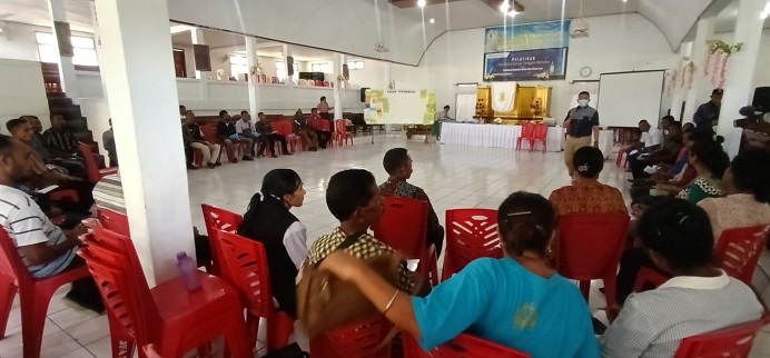 Pdt. Niko Lumbakana, S.Th memberikan pelatihan kepada 68 Peserta pelatihan Gereja Tangguh Bencana dari Klasis-klasis se-Tribuana, tanggal 28 Oktober 2022 di GMIT Anainfar Kenarilang.