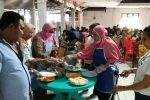 Julie Sutrisno Laiskodat Gelar Pelatihan Pengolahan Ikan di Alor Sekretaris Partai NasDem Alor Deni Padabang (kiri) memantau proses pelatihan pengolahan ikan yang dipandu instruktur Alvi Diana Saldika, S.Kel (kanan).