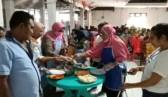 Julie Sutrisno Laiskodat Gelar Pelatihan Pengolahan Ikan di Alor Sekretaris Partai NasDem Alor Deni Padabang (kiri) memantau proses pelatihan pengolahan ikan yang dipandu instruktur Alvi Diana Saldika, S.Kel (kanan).