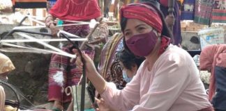 Pemkab Alor Gelar Festival Dugong Tanggal 18-19 Mei 2022, Berikut Rangkaian Acaranya Kadis Pariwisata Alor, Ripka Sukerni Jayati ketika menghadiri acara Festival Tenun Ikat di Ternate, Alor, tahun 2021.