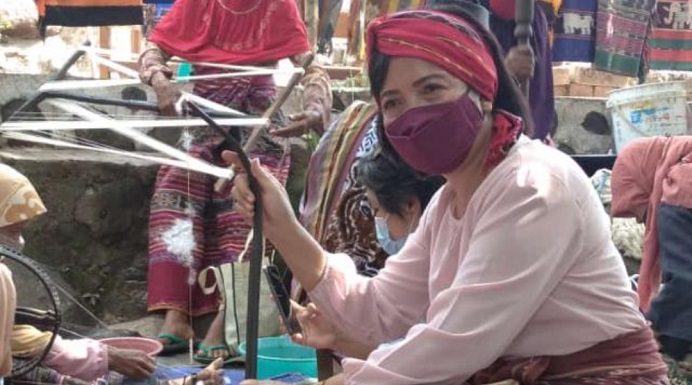Pemkab Alor Gelar Festival Dugong Tanggal 18-19 Mei 2022, Berikut Rangkaian Acaranya Kadis Pariwisata Alor, Ripka Sukerni Jayati ketika menghadiri acara Festival Tenun Ikat di Ternate, Alor, tahun 2021.