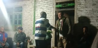 Alvonso Gorang Apresiasi Dukungan Politik Tokoh Masyarakat Pureman untuk Maju Calon Bupati Alor 2024 Tokoh adat Desa Kailesa, Soleman Kago berjabat tangan dengan Alvonso F. Gorang usai mengalungkan selendang adat. Soleman Kago memimpin deklarasi politik mendukung Alvonso F. Gorang maju bertarung dalam Pilkada Alor 2024.