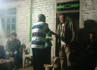Alvonso Gorang Apresiasi Dukungan Politik Tokoh Masyarakat Pureman untuk Maju Calon Bupati Alor 2024 Tokoh adat Desa Kailesa, Soleman Kago berjabat tangan dengan Alvonso F. Gorang usai mengalungkan selendang adat. Soleman Kago memimpin deklarasi politik mendukung Alvonso F. Gorang maju bertarung dalam Pilkada Alor 2024.