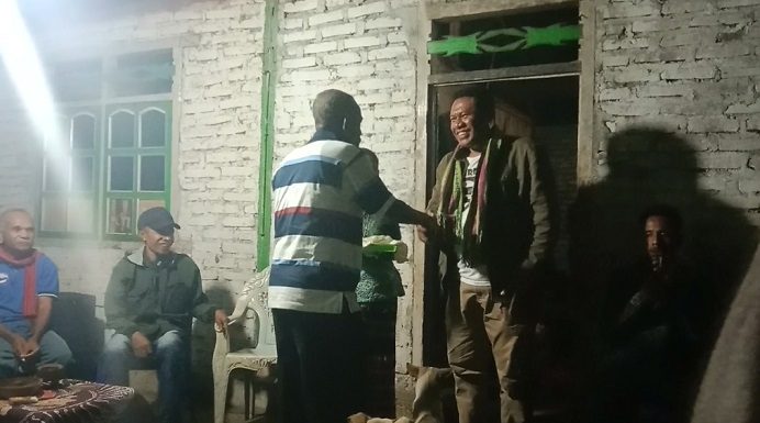 Alvonso Gorang Apresiasi Dukungan Politik Tokoh Masyarakat Pureman untuk Maju Calon Bupati Alor 2024 Tokoh adat Desa Kailesa, Soleman Kago berjabat tangan dengan Alvonso F. Gorang usai mengalungkan selendang adat. Soleman Kago memimpin deklarasi politik mendukung Alvonso F. Gorang maju bertarung dalam Pilkada Alor 2024.