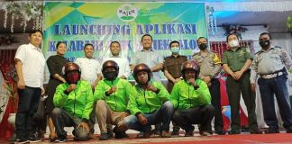 Alvonso Gorang Launching Aplikasi Kajek Alor, Layanan Transportasi Publik Berbasis Digital Perdana di Alor Pendiri KAJEK Alor Alvonso F. Gorang (tengah) dan Jhon Molina foto bersama para undangan dan driver ojek usai acara launching Aplikasi KAJEK Alor, Kamis (12/5) di Aula Watamelang.