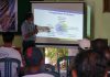 Thresher Shark Indonesia Adakan Pelatihan Perikanan Berkelanjutan untuk Nelayan Alor Ir. Jotham S. R. Ninef, M. Sc, menjelaskan materi pelatihan tuna berkelanjutan di hadapan para nelayan. (Foto: doc TSI Alor).