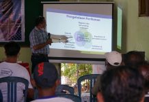 Thresher Shark Indonesia Adakan Pelatihan Perikanan Berkelanjutan untuk Nelayan Alor Ir. Jotham S. R. Ninef, M. Sc, menjelaskan materi pelatihan tuna berkelanjutan di hadapan para nelayan. (Foto: doc TSI Alor).