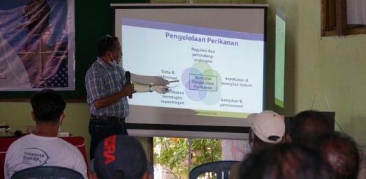 Thresher Shark Indonesia Adakan Pelatihan Perikanan Berkelanjutan untuk Nelayan Alor Ir. Jotham S. R. Ninef, M. Sc, menjelaskan materi pelatihan tuna berkelanjutan di hadapan para nelayan. (Foto: doc TSI Alor).