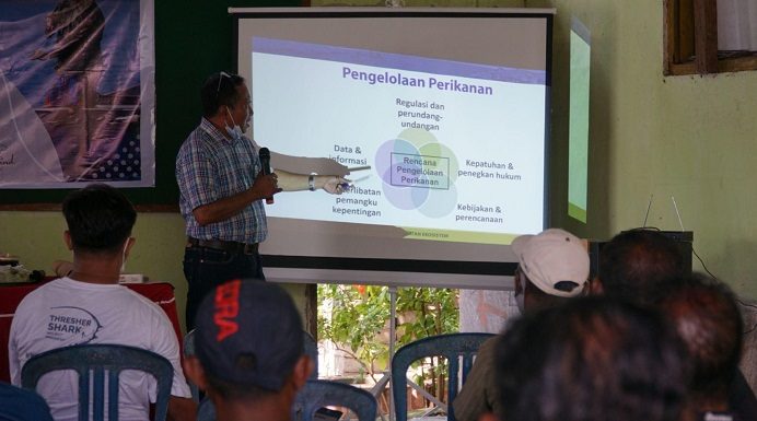 Thresher Shark Indonesia Adakan Pelatihan Perikanan Berkelanjutan untuk Nelayan Alor Ir. Jotham S. R. Ninef, M. Sc, menjelaskan materi pelatihan tuna berkelanjutan di hadapan para nelayan. (Foto: doc TSI Alor).