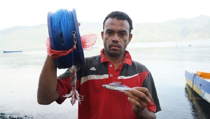 Nelayan Alor sedang menunjukan macam-macam umpan yang digunakan untuk memancing ikan tuna. (Foto: doc TSI Alor).