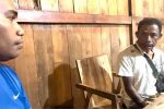 Viral, Dua Pria Memaksa El Asamau Tutup Usaha Warung Babinya di Alor El Asamau (kiri) sementara berdialog dengan sosok yang mengaku Ketua RT yang datang memaksa menutup Warung Babi El Asamau, Rabu (22/6) di Kelurahan Mutiara, Alor. (Foto: doc tribuanapos.net).