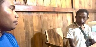 Viral, Dua Pria Memaksa El Asamau Tutup Usaha Warung Babinya di Alor El Asamau (kiri) sementara berdialog dengan sosok yang mengaku Ketua RT yang datang memaksa menutup Warung Babi El Asamau, Rabu (22/6) di Kelurahan Mutiara, Alor. (Foto: doc tribuanapos.net).