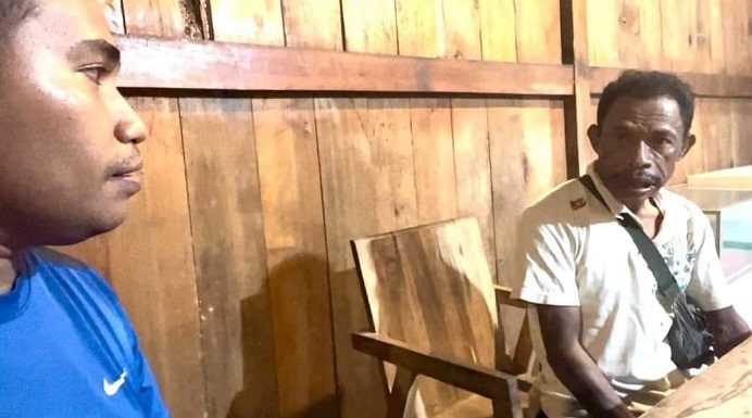 Viral, Dua Pria Memaksa El Asamau Tutup Usaha Warung Babinya di Alor El Asamau (kiri) sementara berdialog dengan sosok yang mengaku Ketua RT yang datang memaksa menutup Warung Babi El Asamau, Rabu (22/6) di Kelurahan Mutiara, Alor. (Foto: doc tribuanapos.net).
