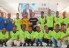 Bantu Kostum Bola Kaki di Lembur, Rocky Winaryo Pesan Hindari Miras dan Utamakan Sportivitas Anggota DPRD NTT Rocky Winaryo (tengah) foto bersama tim sepakbola Bara FC U-19 usai menyerahkan bantuan kostum, Rabu (13/7) di Desa Tuleng.